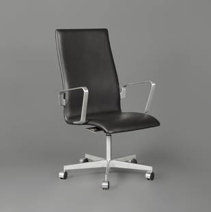 ARNE JACOBSEN (Denmark, 1902 – 1971) for FRITZ HANSEN. “Oxford” office chair,: ARNE JACOBSEN (Denmark, 1902 – 1971) for FRITZ HANSEN. “Oxford” office chair, model 3273. With upholstery in black leather, medium-tall backrest, adjustable height. Satin-brushed alu