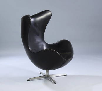 ARNE JACOBSEN (Denmark, 1902 - 1971) for FRITZ HANSEN. Lounge chair "Egg Chair", model 3316, design: ARNE JACOBSEN (Denmark, 1902 - 1971) for FRITZ HANSEN. Lounge chair "Egg Chair", model 3316, design 1958. Upholstered in black leather. Swivel central shaft with four-star aluminium base. Made by Frit