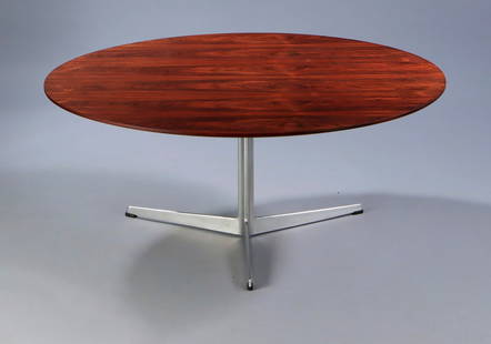 ARNE JACOBSEN (Denmark, 1902 - 1971) for FRITZ HANSEN. Circular table, model 3513. Antique model: ARNE JACOBSEN (Denmark, 1902 - 1971) for FRITZ HANSEN. Circular table, model 3513. Antique model made in May/August 1965. Rosewood veneered top. Three-spoke base with aluminium profiled stem. It shows