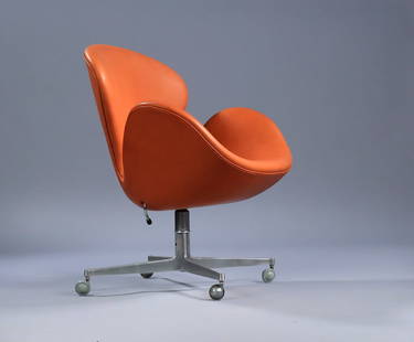 ARNE JACOBSEN (Denmark, 1902 - 1971) for FRITZ HANSEN. "Swan" lounge recliner, model 3320, design: ARNE JACOBSEN (Denmark, 1902 - 1971) for FRITZ HANSEN. Swan" recliner, model 3320, design 1957-8. Four-step aluminium swivel base with castors. Equipped with manual height adjustment and tilt function