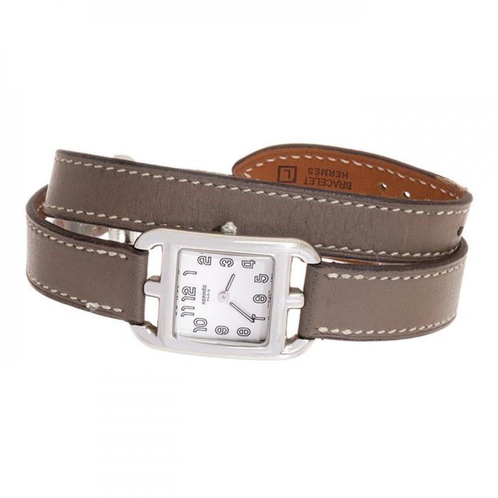 HERMÈS Cape Cod Buckle watch. Ref. CC1.210 No. 26322XX.: HERMÈS Cape Cod Buckle watch. Ref. CC1.210 No. 26322XX. In steel. White dial with Arabic numerals and hands, sword type. Quartz movement. It works. Leather strap for double turn and buckle in steel,