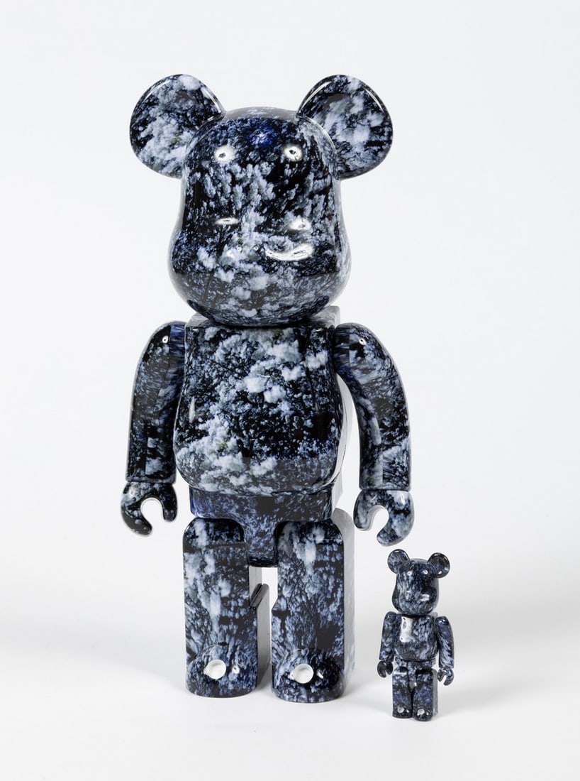 MIKA NINAGAWA (Tokyo, 1972). "Yosakura. 400% & 100% Be@rbrick.: MIKA NINAGAWA (Tokyo, 1972). "Yosakura. 400% & 100% Be@rbrick. Vinyl. Produced by Medicom Toy. In original box. In good condition. Measurements: 28 cm and 7 cm (Toys); 30 x 20 x 12 cm (box size).