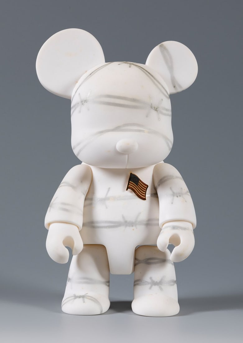 EUGENIO MERINO (Madrid, 1975). 8" Qee hand painted and with pin with the U.S. flag. Unique and: EUGENIO MERINO (Madrid, 1975). 8" Qee hand painted and with pin with the US flag. Unique and exclusive piece. Signed. With Toy 2R die-cut stamp on the base. Measurements: 22 x 13 x 10 cm. In 2012 Swab