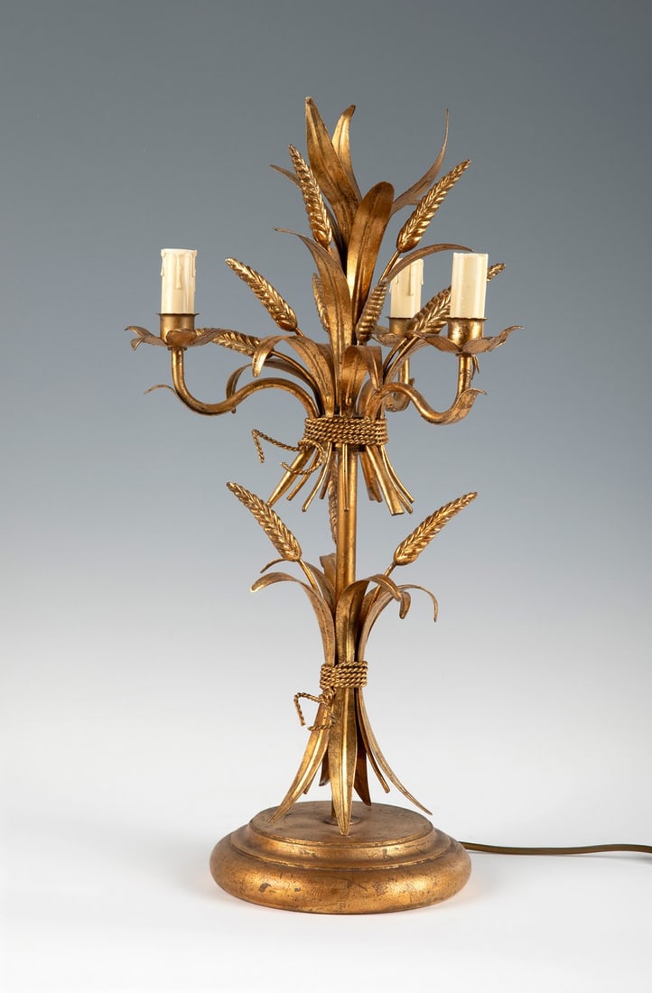 Table lamp, HANS KÖGL style. 1970s. "Sheaf of wheat". Gilded brass. Wooden base. Electrified. Marks: Table lamp, HANS KÖGL style. 1970s. "Sheaf of wheat". Gilded brass. Wooden base. Electrified. Marks of use. Wear and tear. Measurements: 64 cm (height); 34 cm (largest diameter). table lamp in the st
