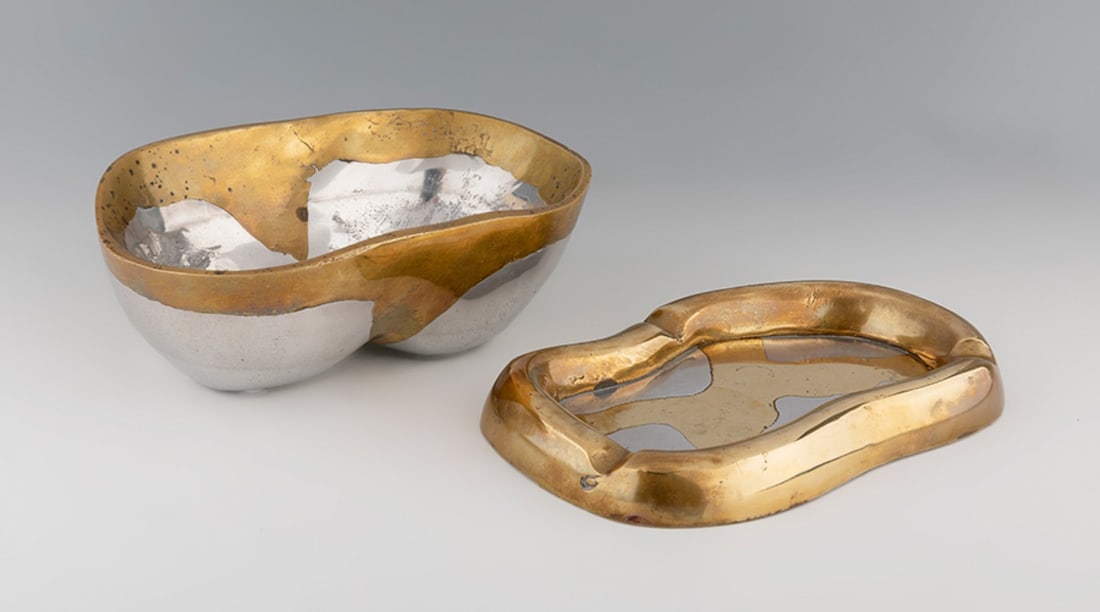 Ashtray and bowl set. DAVID MARSHALL. Seville, 20th century. Aluminum and brass. Designer's stamp on: Ashtray and bowl set. DAVID MARSHALL. Seville, 20th century. Aluminum and brass. Designer's stamp on the base. Measurements: 7 x 18 x 12 cm; 2 x 9 x 12 x 12 cm. Set of ashtray and bowl designed by Dav