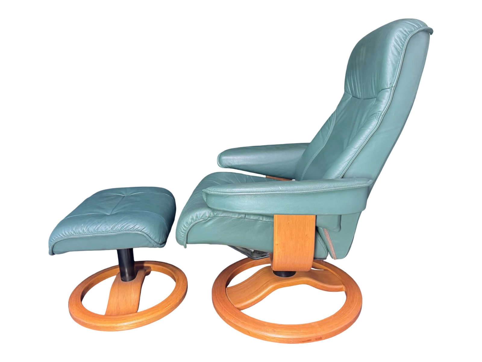 Fjords Ergonomic Recliner Chair with Ottoman: This Fjords stressless-style set in Kelly green is believed to be constructed of a leather alternative. The recliner mechanism works as it should. There is minimal wear to the fabric, including stains