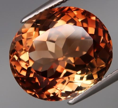 Superb eye clean 13.32ct Brazilian Imperial Topaz: Superb eye clean 13.32ct Brazilian Imperial Topaz?This dazzling topaz has a color palette that moves through rich root beer to glowing whiskey and is filled with dazzling waves of wide stroke flashing