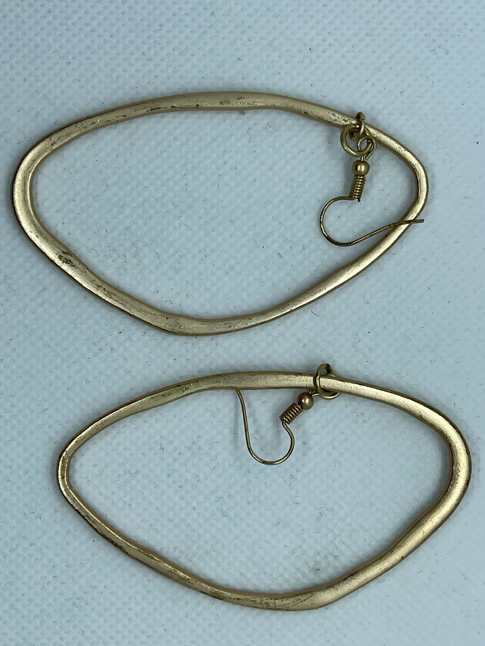 Gold Tone Earings: Gold tone earrings