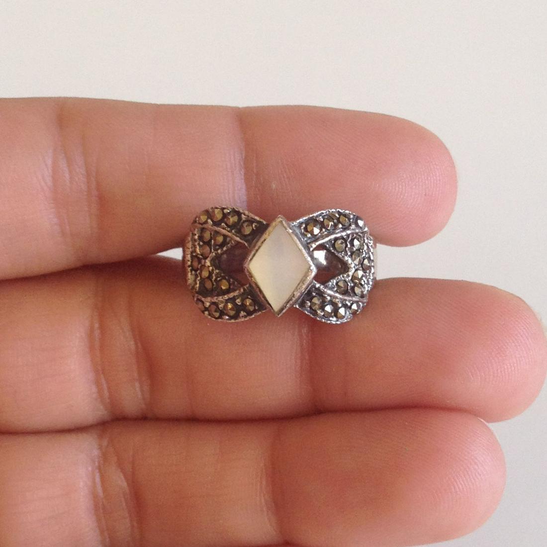 Vintage sterling silver ring MOP, marcasites: Vintage sterling silver ring with mother of pearl and marcasites size 7. Weight 5.44 grams. Hallmark 925 NP. Condition excellent.