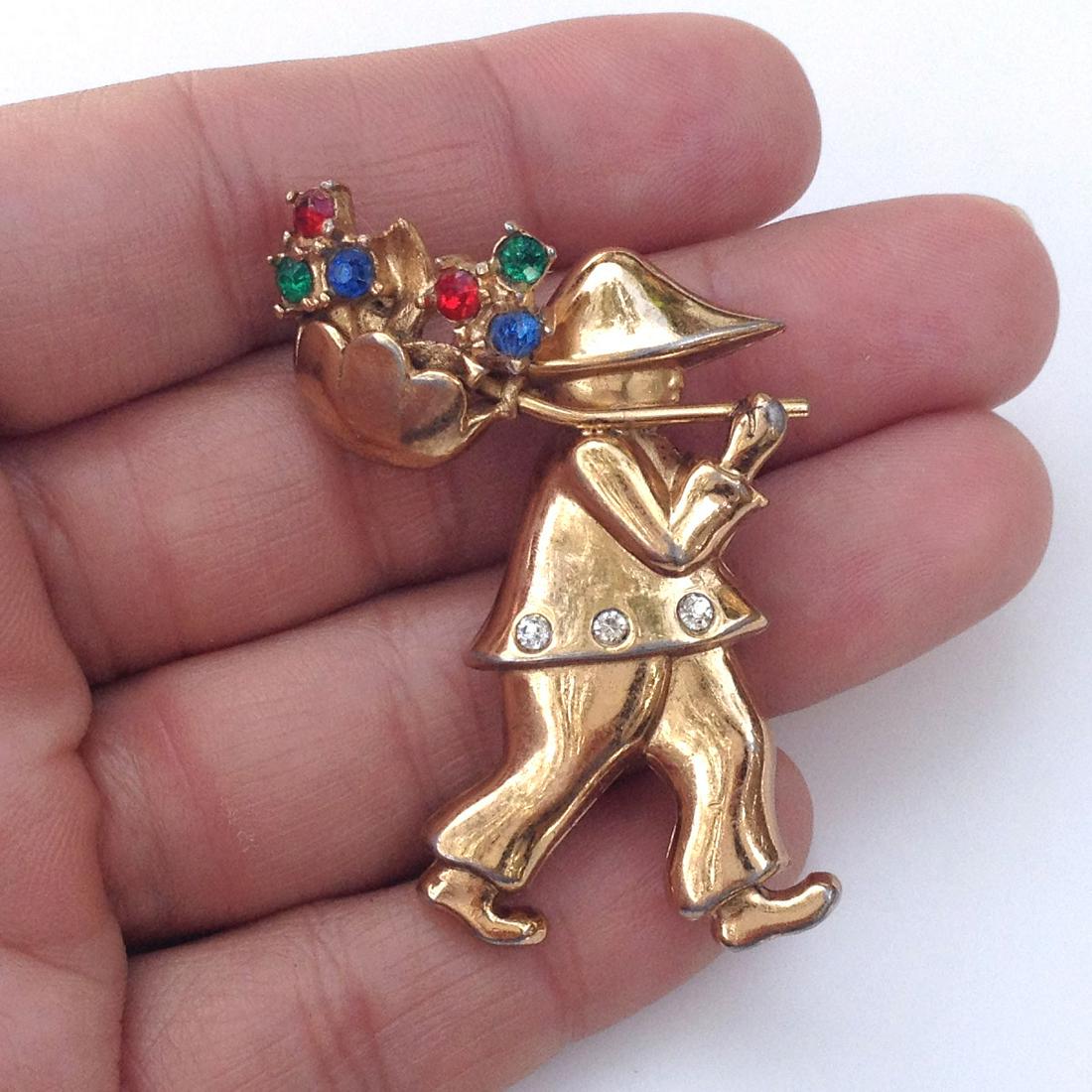CORO Vintage gold tone Man Flowers brooch, signed (1 of 3)