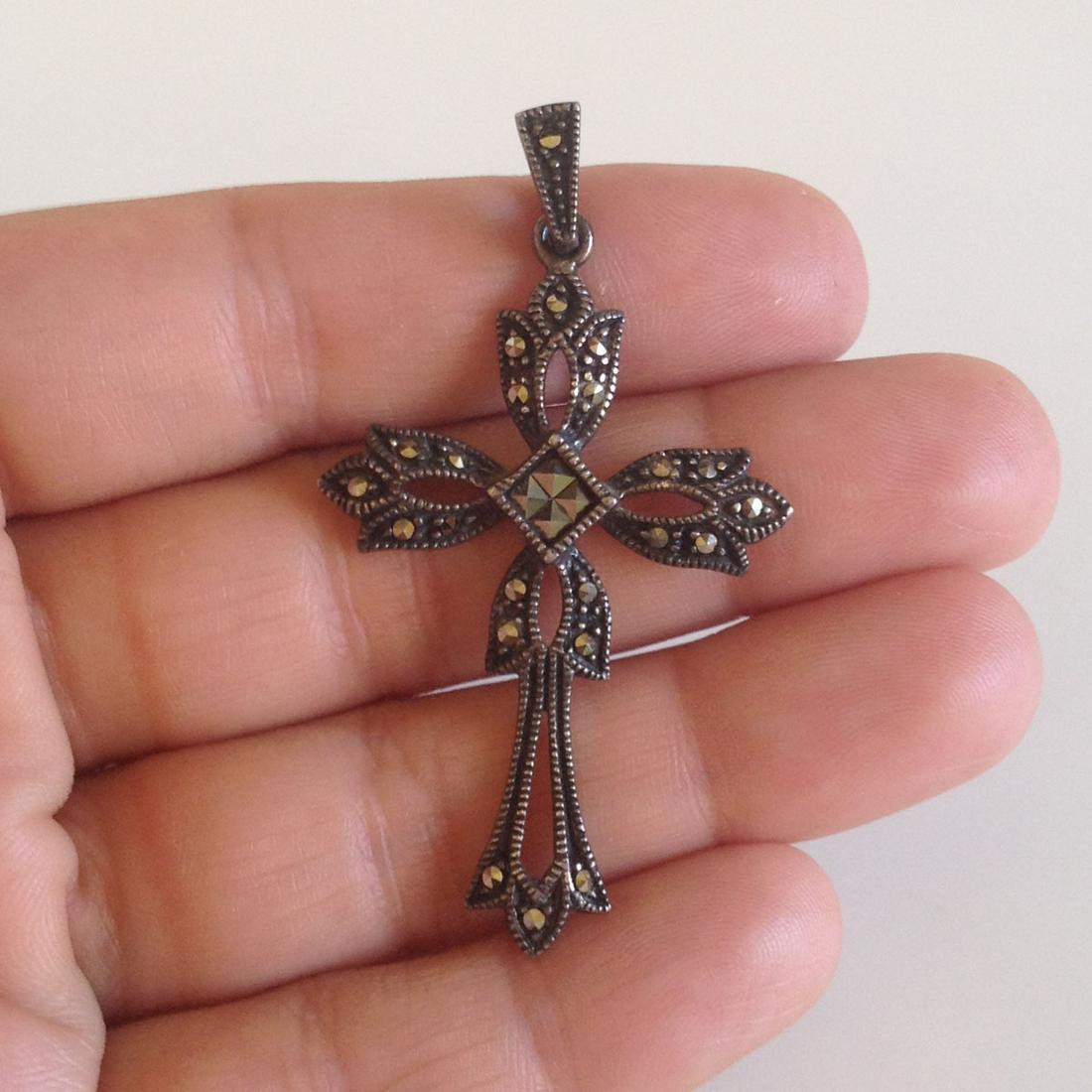 Vintage sterling silver Cross pendant with marcasites: Vintage sterling silver Cross pendant with marcasites. Weight 4.69 grams. Hallmarked 925 RINC LIND. Length 2 1/8 inches with bail. Condition excellent.