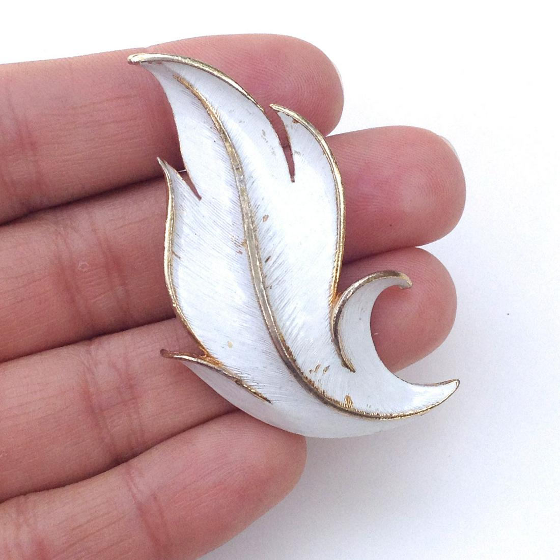 JJ Vintage gold tone Leaf Feather brooch enamel, signed: JONETTE JEWELRY: Vintage gold tone Leaf Feather shape brooch with white enamel, signed. Hallmarked JJ ©. Measured 2 1/4 x 1 1/8 inches. Condition very good.
