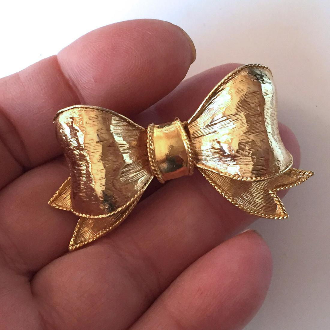Vintage gold tone Bow shape brooch (1 of 4)