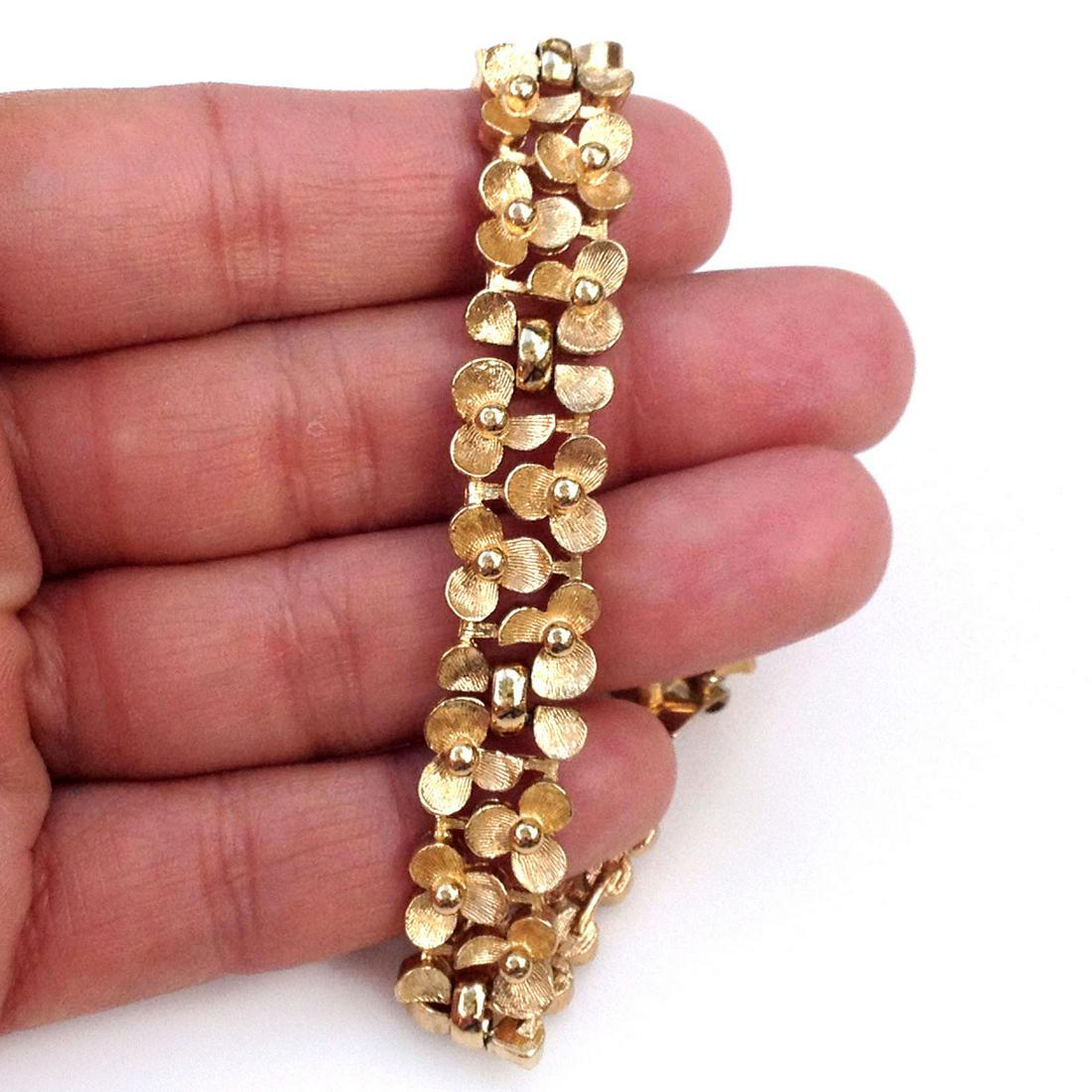 MONET Vintage gold tone flower bracelet, signed: MONET Vintage gold tone brushed finish flower shape bracelet, signed. Hallmarked Monet ©. Length 7 1/4 inches. Condition excellent.