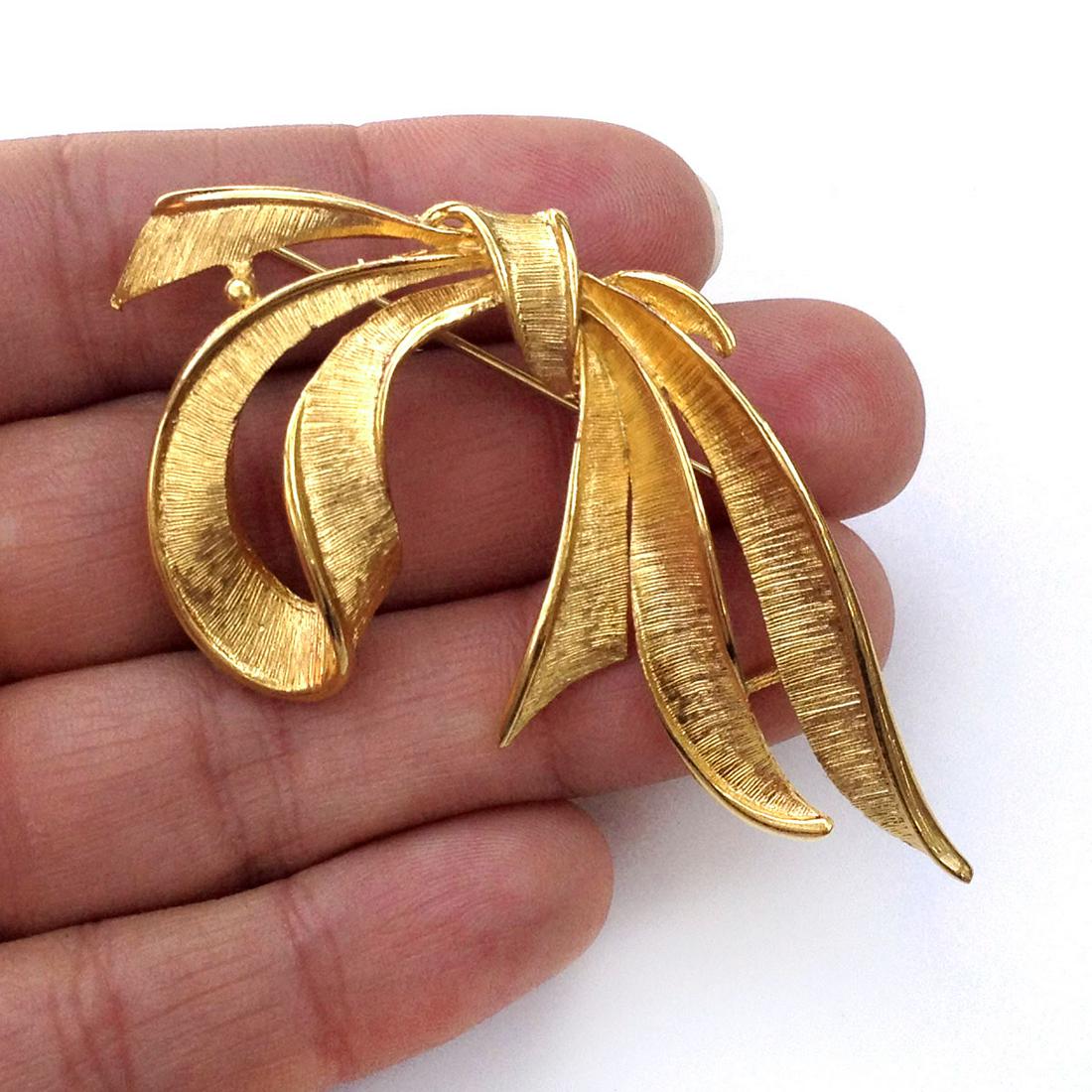 NAPIER Vintage gold tone Bow Ribbon brooch, signed (1 of 4)