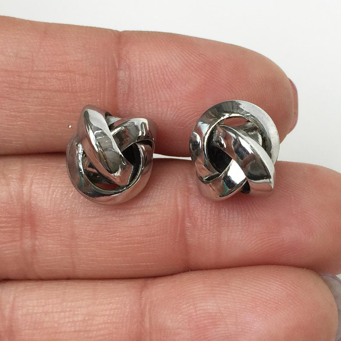MONET Silver tone knot shape ear clips, signed: MONET Silver tone knot shape ear clips, signed. Length 5/8 inches. Hallmarked Monet ©. Condition very good.