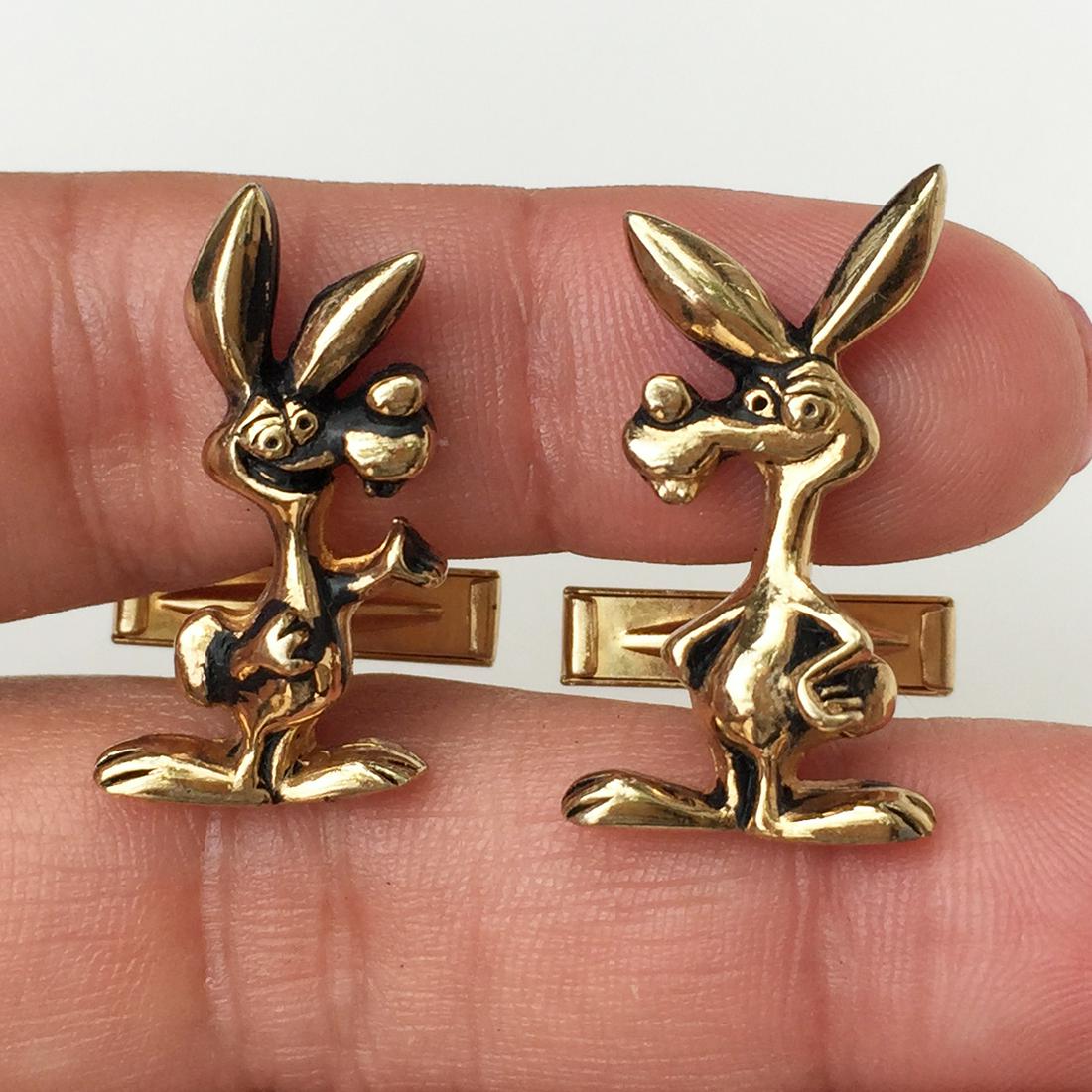 Vintage gold tone Wolf cufflinks: Vintage gold tone Wolf cufflinks. Measured 1 1/8 x 1/2 inches. Condition very good.