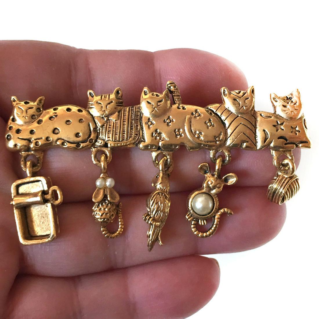 Ajc Vintage Gold Tone Cat Brooch Signed