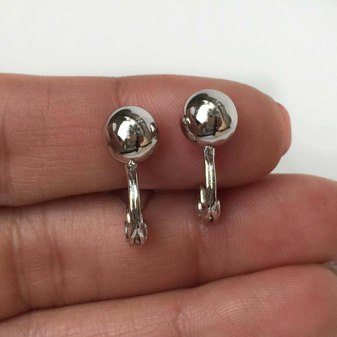 MONET Silver tone Ball shape ear clips, signed: MONET Silver tone Ball shape ear clips, signed. Length 3/4 inches. Hallmarked ©Monet. Condition very good.