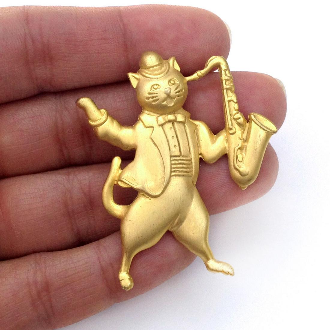 JJ Vintage gold tone Cat with Saxophone brooch, signed: JONETTA JEWELRY: Vintage gold tone matte finish Cat with Saxophone brooch, signed. Hallmarked JJ. Measured 2 x 1 5/8 inches. Condition very good.