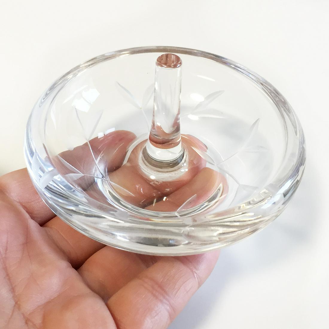 LENOX Crystal Opal Innocence leaf cutout ring holder: LENOX Crystal Opal Innocence leaf cutout ring holder. Measured 3 1/4 inches in diameter. Condition very good.