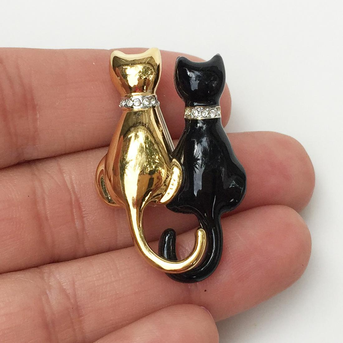CAROLEE Vintage gold tone crystals enamel 2 Cats brooch (1 of 3)