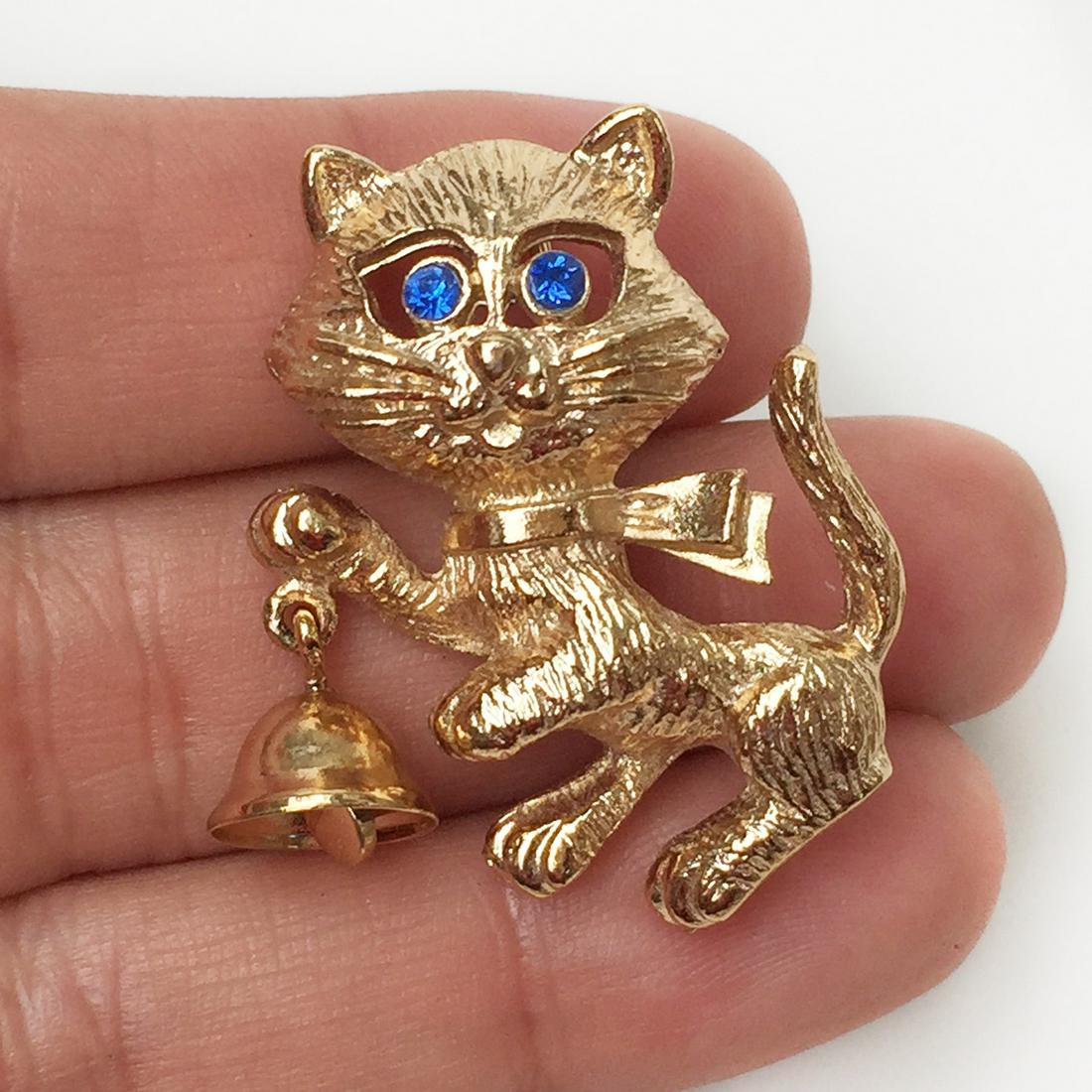 AVON Vintage gold tone crystals Cat with Bell brooch (1 of 3)