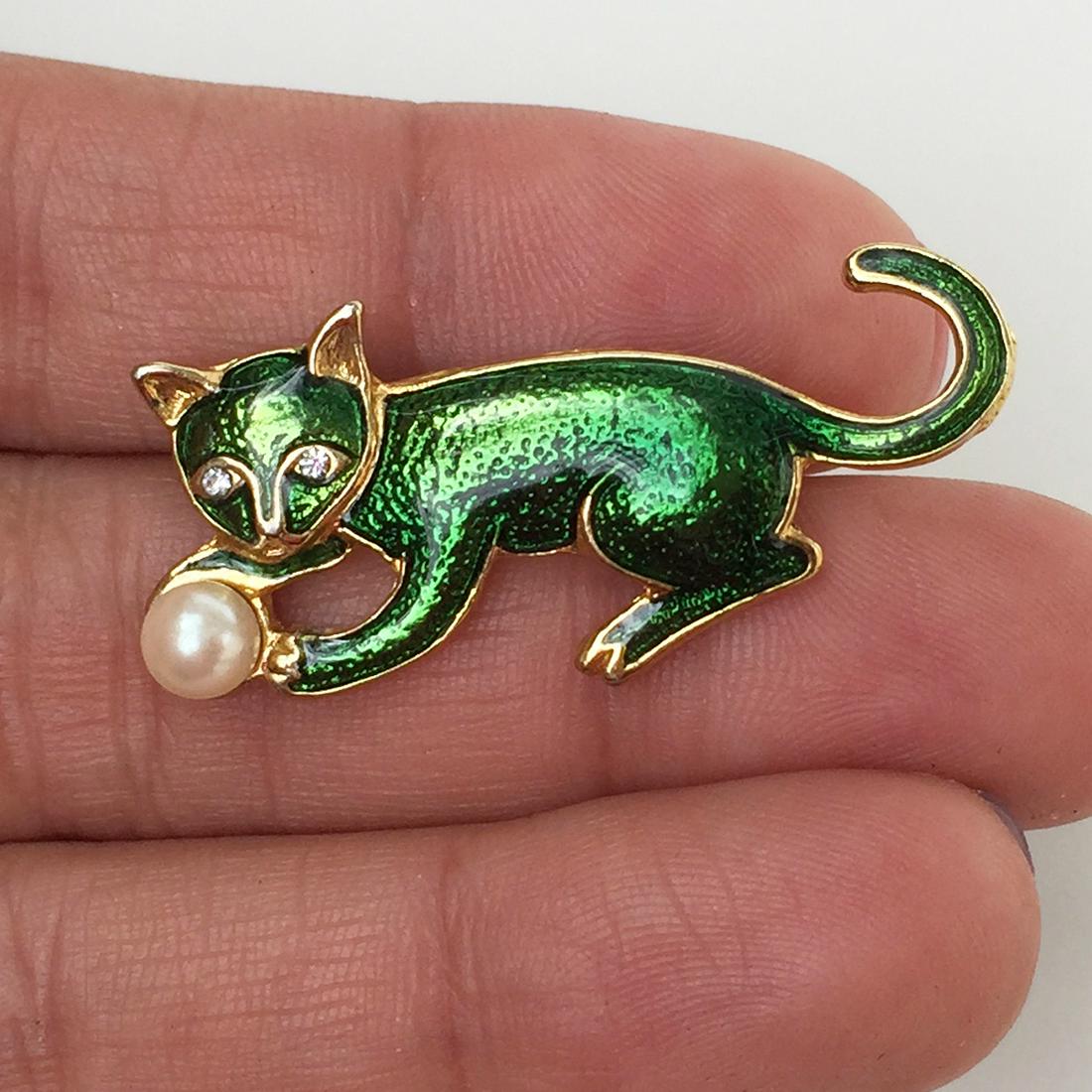 Gold tone green enamel faux pearl Kitty Cat brooch (1 of 3)