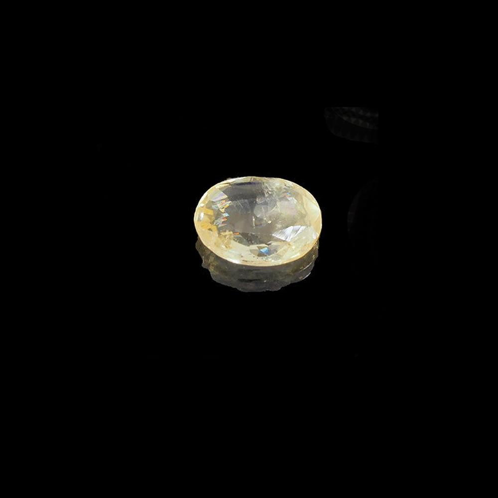 Oval natural light yellow Ceylon sapphire, 1.62 cts (1 of 3)