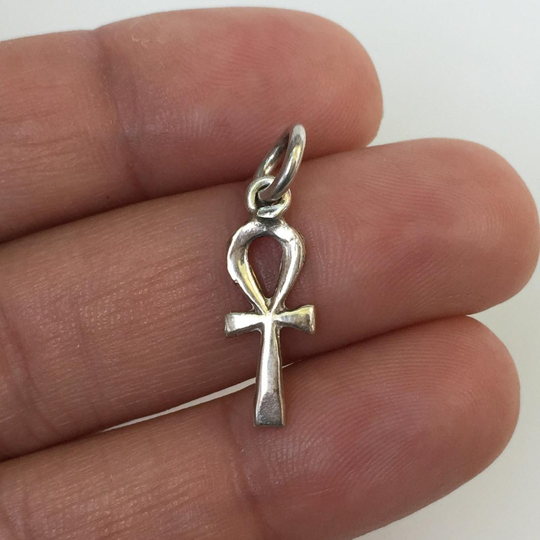 Vintage sterling silver Ankh shape pendant charm: Vintage sterling silver Ankh shape pendant charm. Weight 1 gram. No hallmark, tested 925. Length 1 inch with bail. Condition very good.