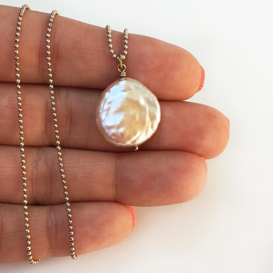 Sterling silver flat coin shape pearl pendant chain: Sterling silver flat coin shape pearl pendant and ball chain. Weight 4.77 grams. Hallmarked 925. Chain length 18 inches. Pendant length 1 inch. Condition excellent.