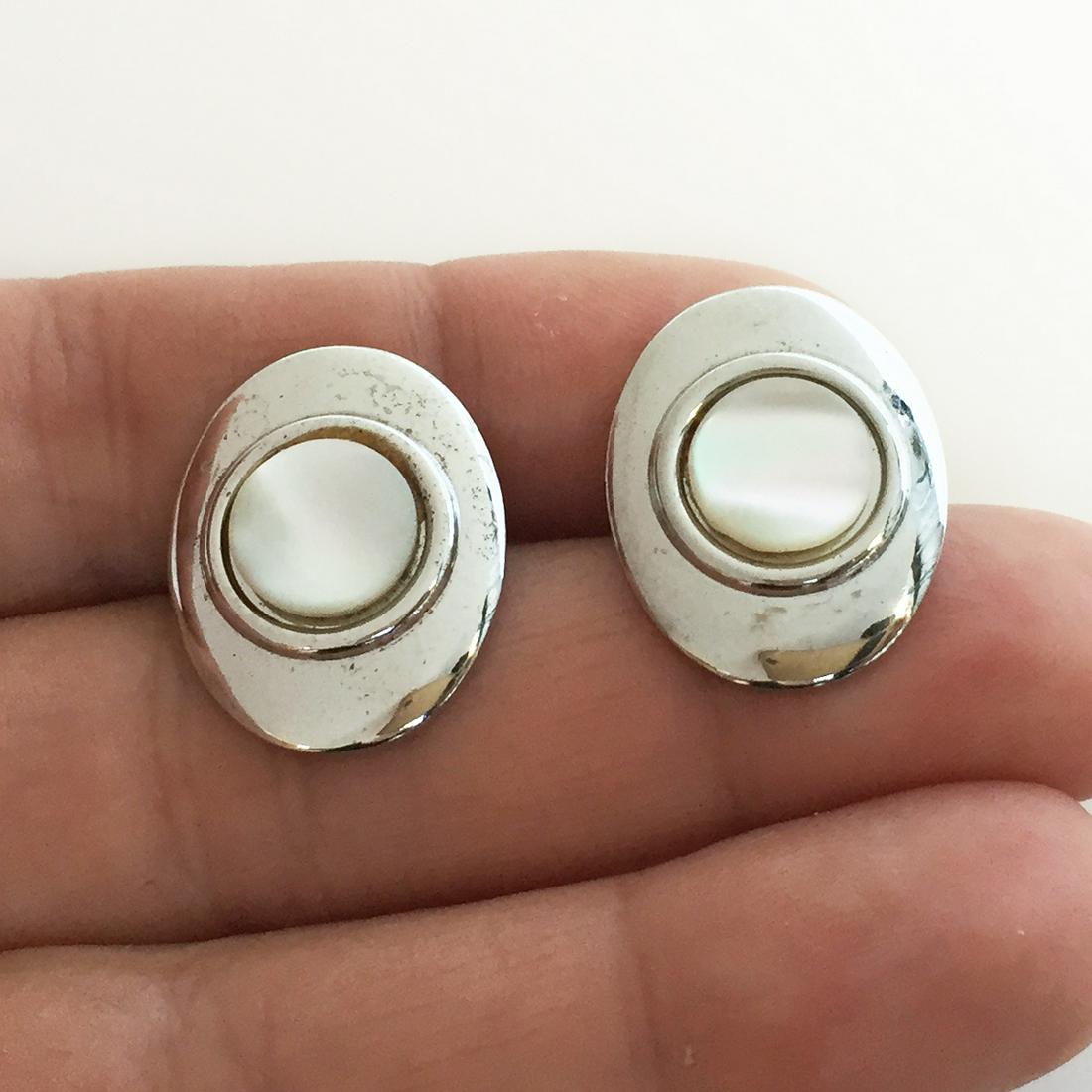 Vintage silver tone white MOP color oval cufflinks (1 of 6)