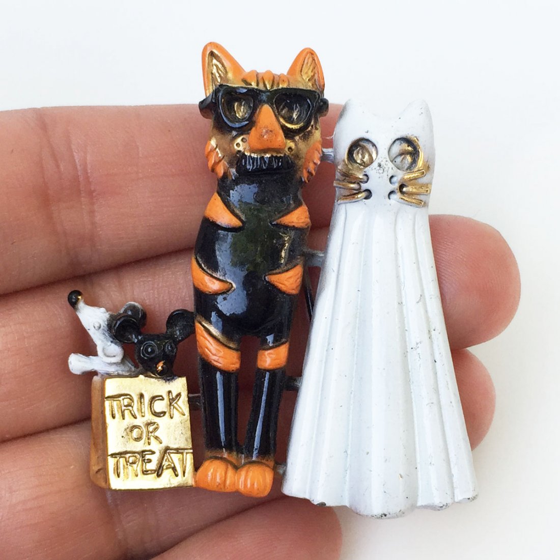 Vintage gold tone enamel Cat Mouse Halloween brooch (1 of 3)