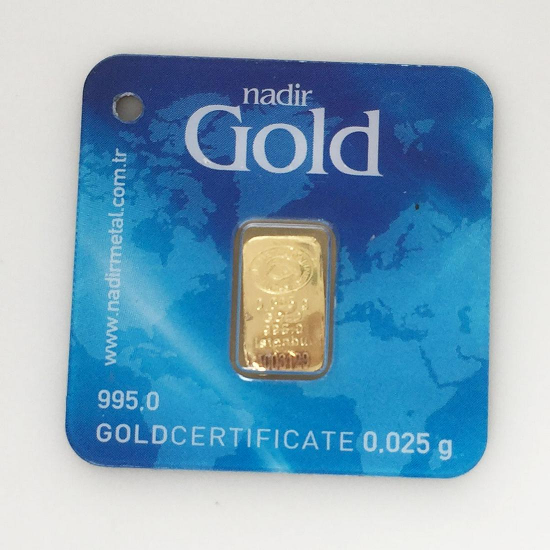 995.0 gold bar bullion 0.025 gram by NADIR GOLD: Collectible 995.0 gold bar bullion 0.025 gram produced by NADIR GOLD. Bar is sealed in it's own card and has its weight, Purity and unique individual number lasered on to the Gold bar.