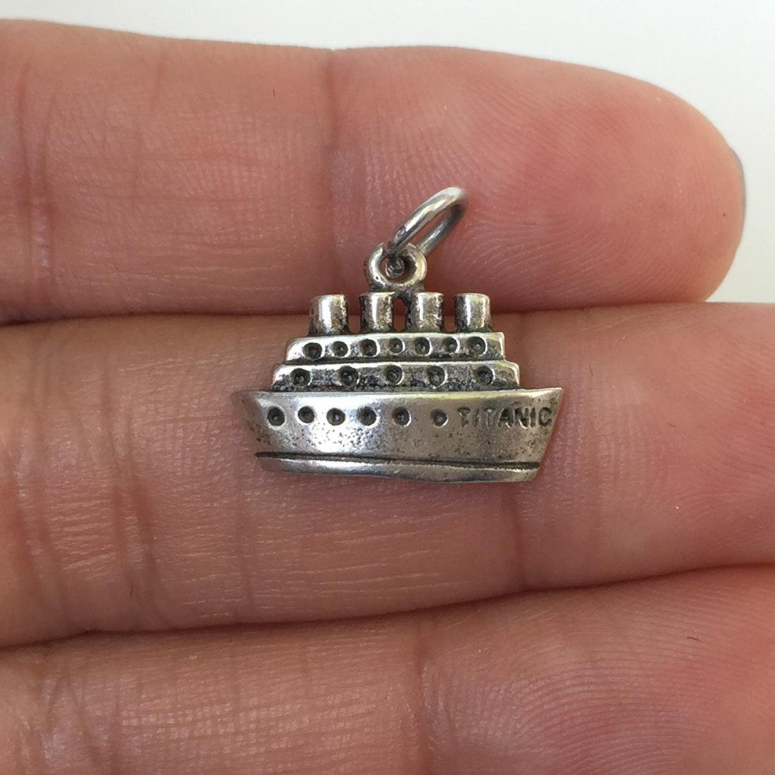 Vintage sterling silver Titanic Ship charm pendant: Vintage sterling silver Titanic Ship charm pendant. Weight 2.00 grams. Hallmarked 925. Length 3/4 inches with bail. Condition very good.