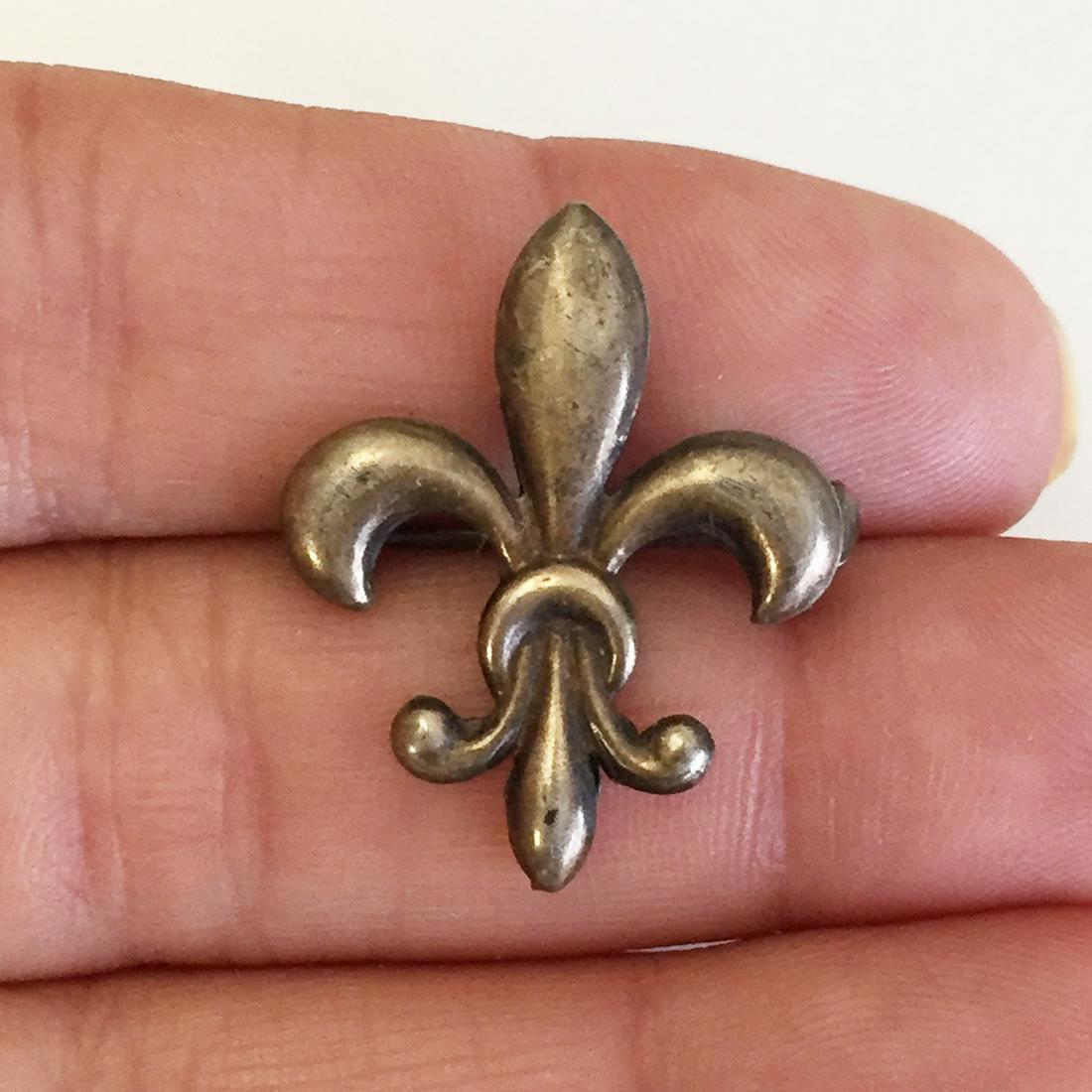 Vintage oxidized sterling silver Flur de Lis brooch (1 of 3)