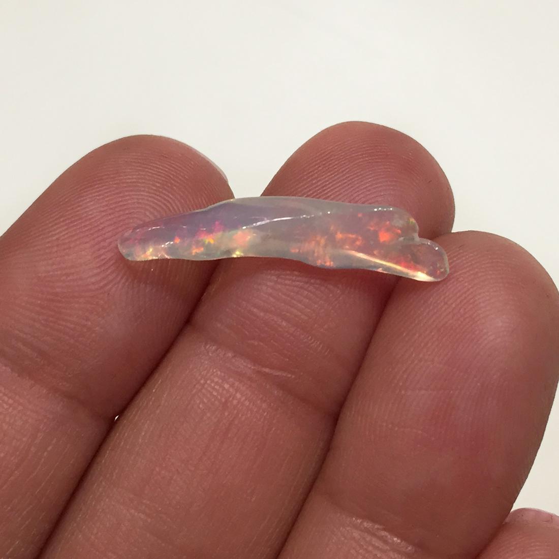Uncut polished Ethiopian Welo opal, weight 1.74 cts: Uncut polished Ethiopian Welo opal, weight 1.74 cts. Opal has very nice play of colors. Country of origin Ethiopia, Africa.