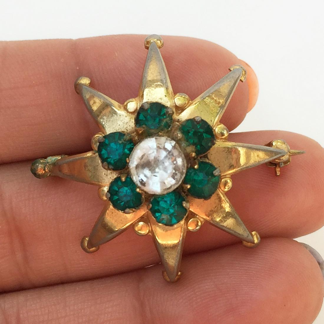 DENBE Vintage gold tone crystals Star shape brooch (1 of 4)