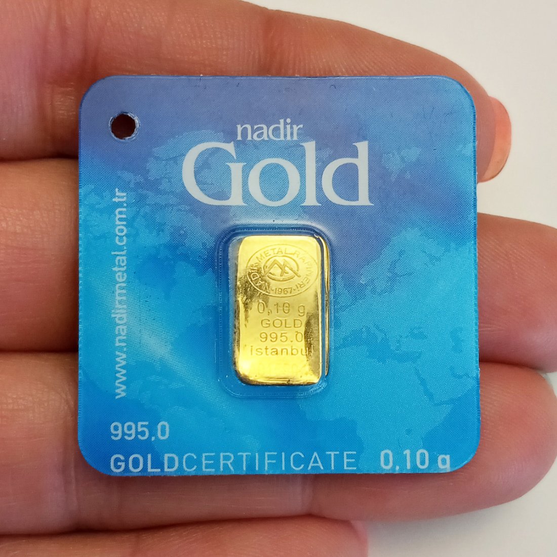 995.0 gold bar bullion 0.10 gram by NADIR GOLD: Collectible 995.0 gold bar bullion 0.10 gram produced by NADIR GOLD. Bar is sealed in it's own card and has its weight, Purity and unique individual number lasered on to the Gold bar.