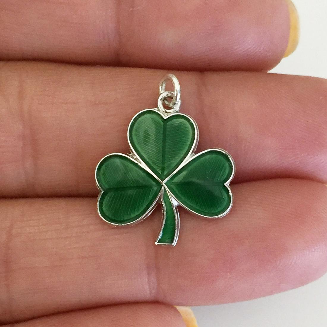WELLS STERLING Sterling silver green Clover Leaf charm: WELLS STERLING Sterling silver green enamel Clover Leaf charm, signed. Weight 1.69 grams. Length 3/4 inches with bail. Hallmarked Wells Sterling. Condition very good.