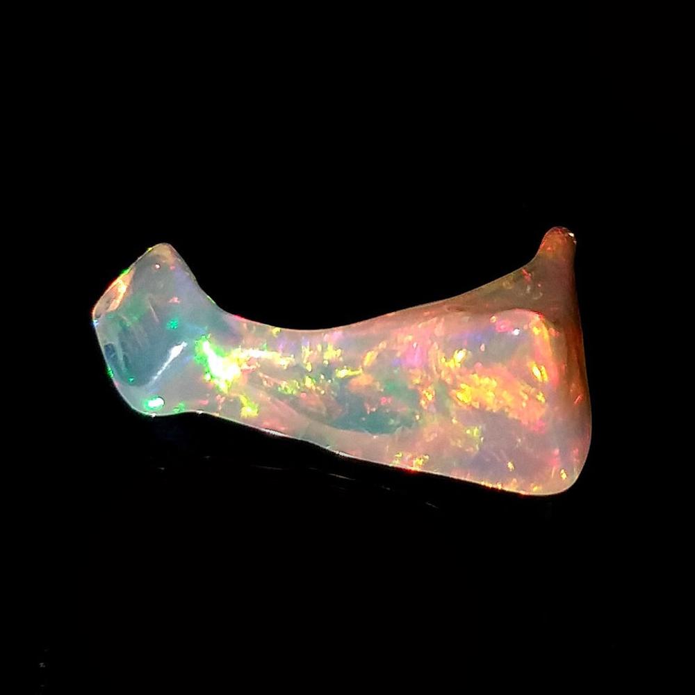 Uncut polished Ethiopian Welo opal, weight 1.75 cts: Uncut polished Ethiopian Welo opal, weight 1.75 cts. Measured approximately 16 mm x 10 mm x 6 mm. Opal has very nice play of colors. Country of origin Ethiopia, Africa.