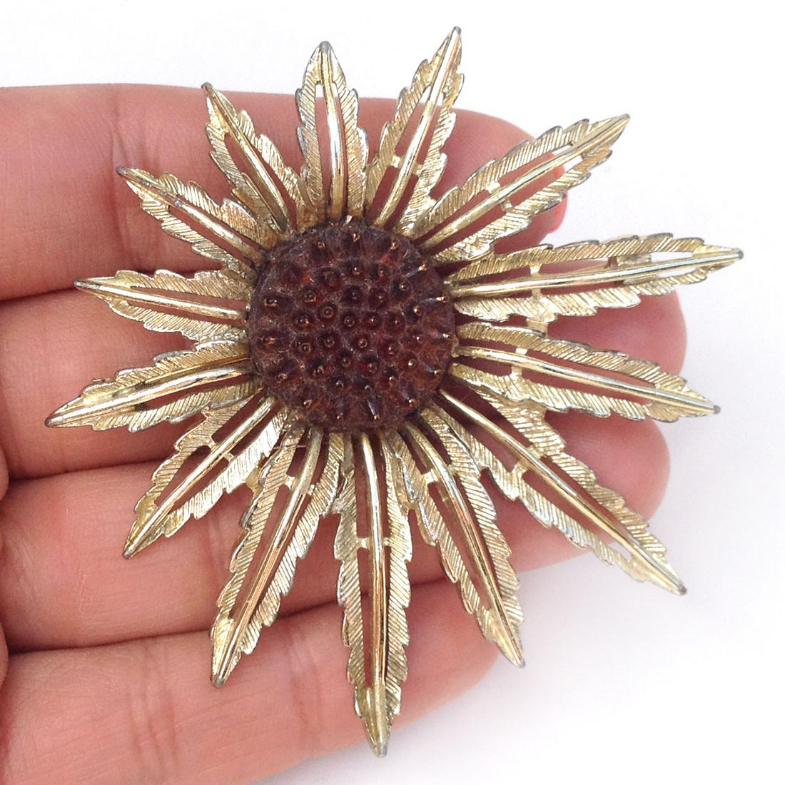 SARAH COV Vintage Gold tone textured Flower Leaf brooch: SARAH COV Vintage Gold tone textured Flower Leaf brooch, signed. Hallmarked Sarah Cov. Measured 2 1/2 x 2 1/2 inches. Condition excellent.