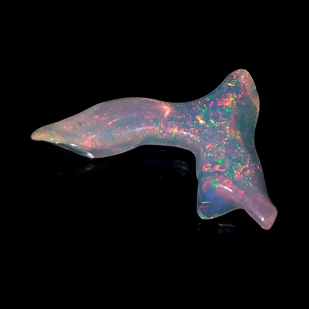 Uncut polished Ethiopian Welo opal, weight 2.40 cts: Uncut polished Ethiopian Welo opal, weight 2.40 cts. Measured approximately 18 mm x 14 mm x 3 mm. Opal has very nice play of colors. Country of origin Ethiopia, Africa.