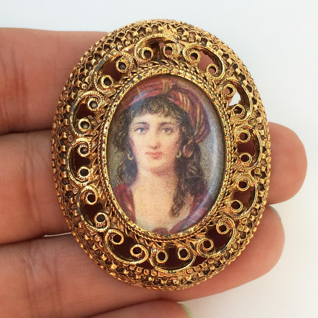 FLORENZA Vintage gold tone Womans face oval brooch (1 of 4)