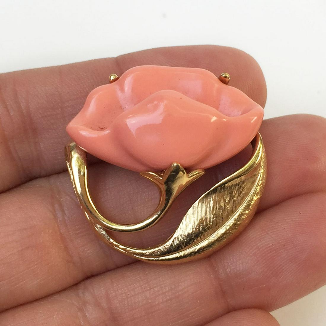 AVON Vintage gold tone pink coral color Flower brooch (1 of 3)