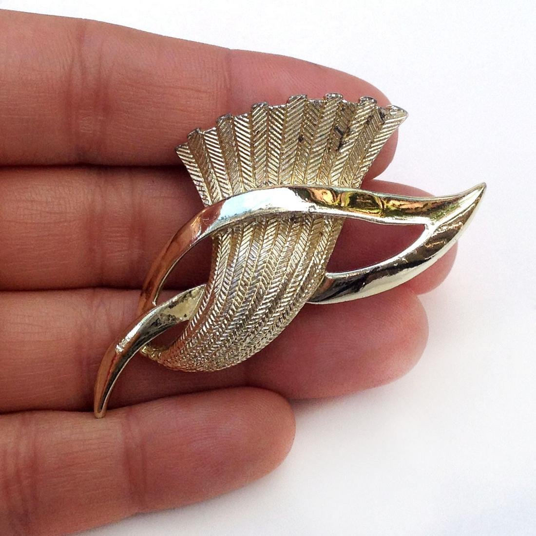 CORO Vintage silver tone finish Wave brooch, signed (1 of 3)