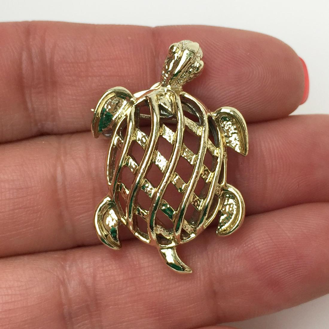 Gold tone Turtle brooch: Gold tone Turtle brooch. Measured 1 1/4 x 1 inches. Condition excellent.