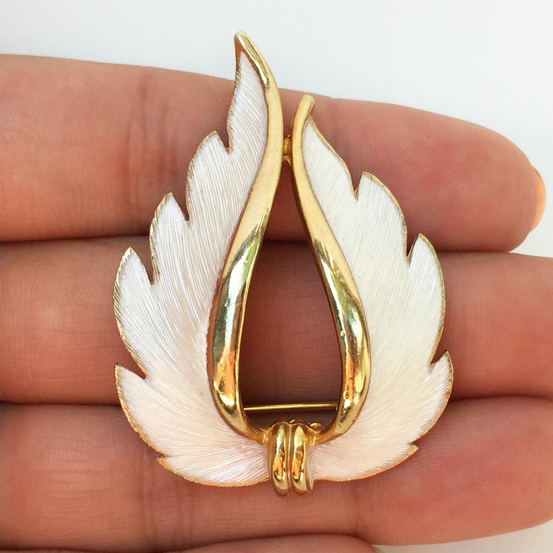 JJ Vintage gold tone textured white enamel Leaf brooch: Jonette Jewelry Vintage gold tone textured white enamel Leaf brooch, signed. Hallmarked J.J. Measured 1 7/8 x 1 1/4 inches. Condition excellent.