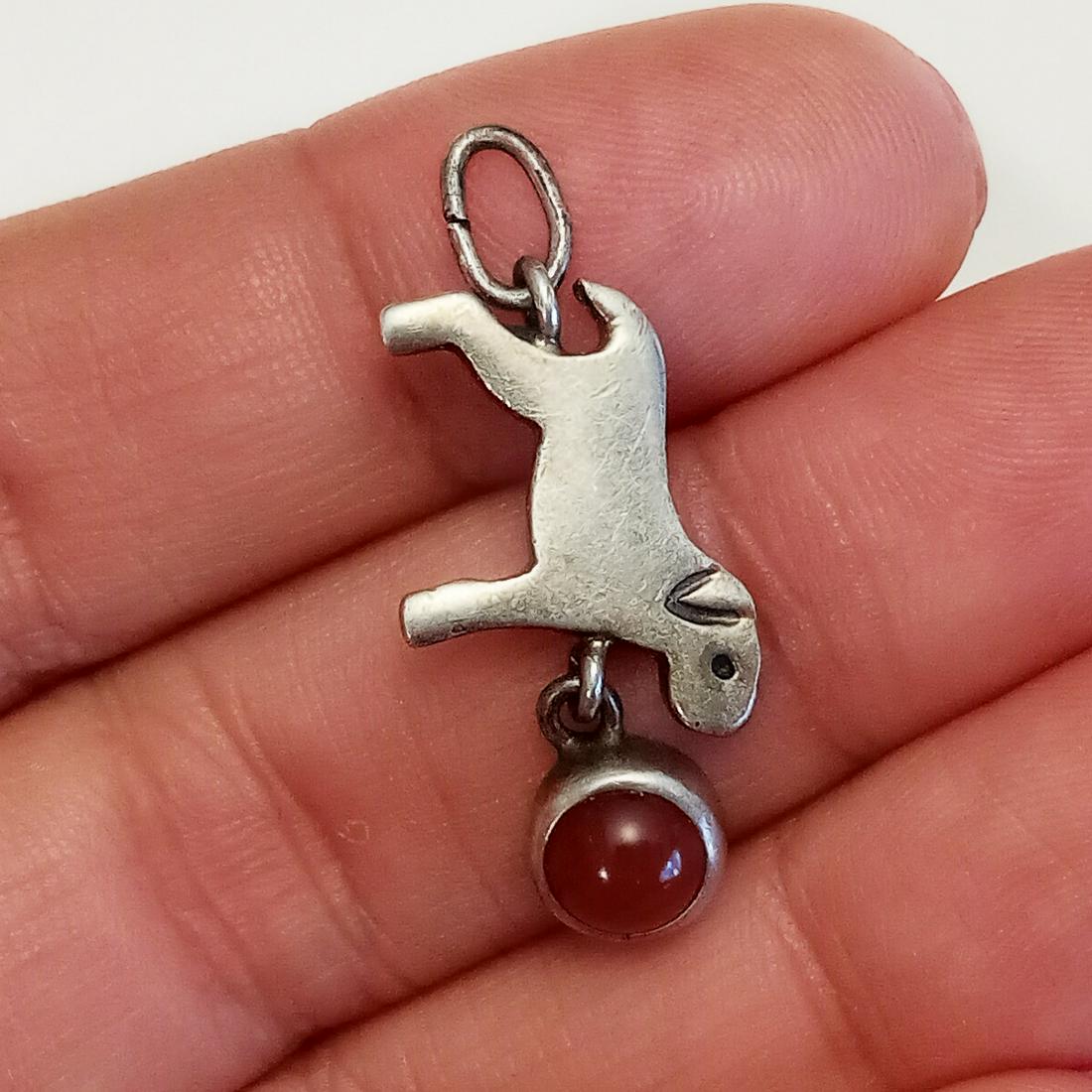 Vintage sterling silver orange cab Dog charm pendant: Vintage sterling silver orange cab Dog charm pendant. Weigth 2.31 grams. Length 1 1/8 inches with bail. Hallmarked 932. Condition good.