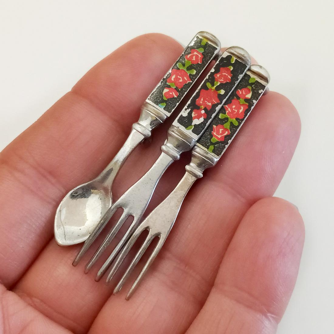 Vintage silver tone painted 2 Forks, Spoon brooches: Vintage silver tone painted 2 Forks and Spoon brooches. Length 2 inches each. Condition very good.